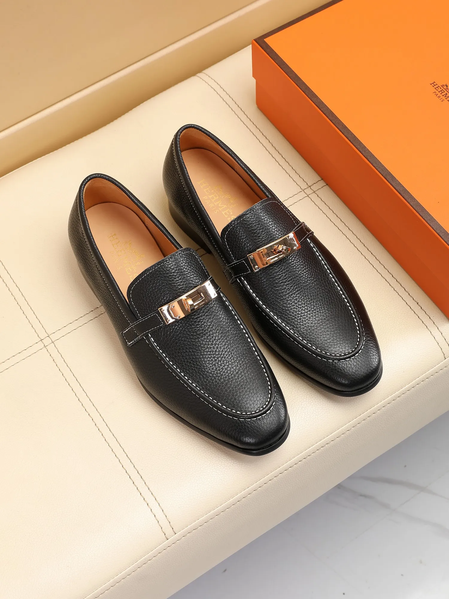 Factory price 440💶[HERMES] (cowhide lining)🍀Italian top luxury🍀He does not pursue novel styles and gorgeous colors, but attracts the favor of successful men with his flawless, elegant and classic style! This very, very comfortable, simple and stable style makes it easy to match any style! The pattern is absolutely 1:1 refined from the original case, and we strive for excellence in materials, imported cowhide + cowhide lining💪💪💪extraordinary texture👍! .Code number: 39 to 44 (38.4546 customized)